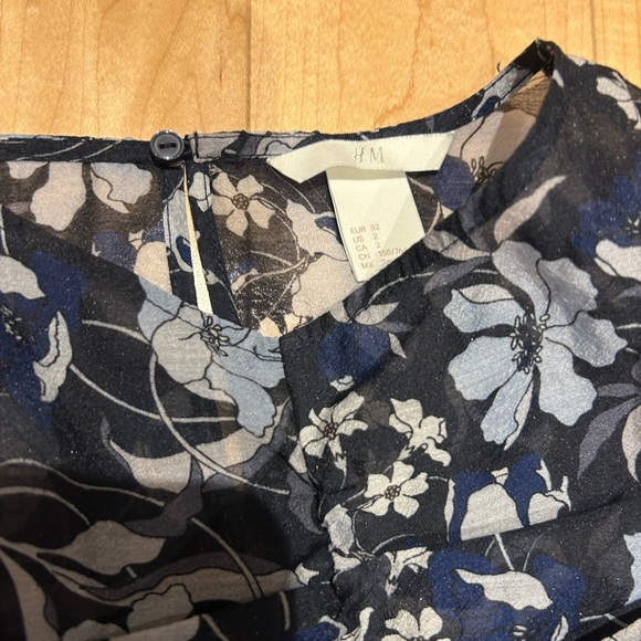 Beautiful H&M floral print top size 2 - Picture 4 of 5